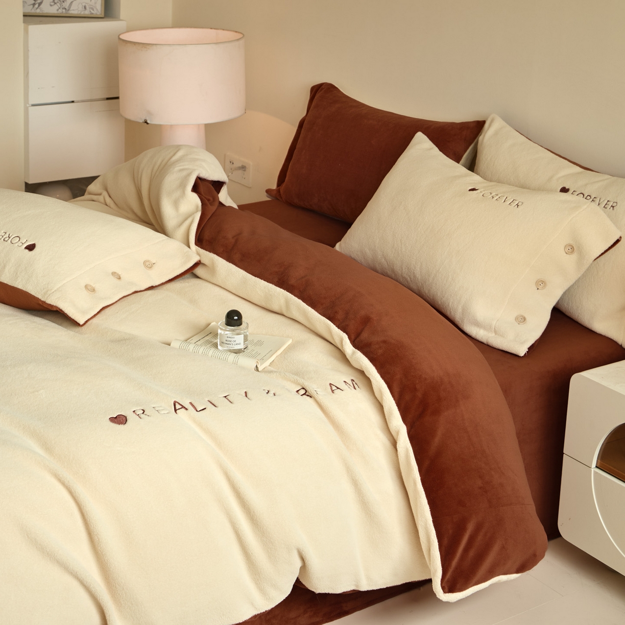 91家纺网 家纺一手货源 找家纺 吾秀家居 2025新款纽扣工艺260克羊驼绒牛奶绒四件套 - 云朵 浅米黄-唐茶