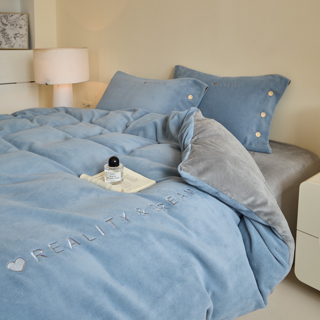 91家纺网 家纺一手货源 找家纺 （总）吾秀家居 2025新款纽扣工艺260克羊驼绒牛奶绒四件套 - 云朵