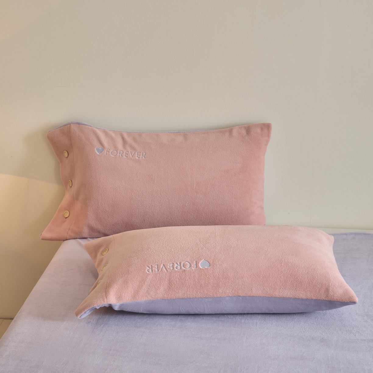 91家纺网 家纺一手货源 找家纺 吾秀家居 2025新款纽扣工艺260克羊驼绒牛奶绒四件套 - 云朵 浅豆沙-浅紫