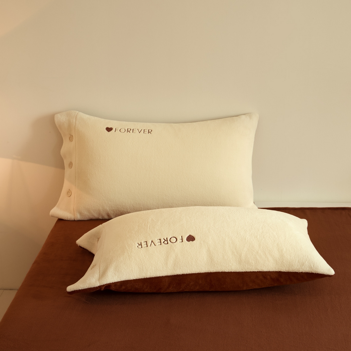 91家纺网 家纺一手货源 找家纺 吾秀家居 2025新款纽扣工艺260克羊驼绒牛奶绒四件套 - 云朵 浅米黄-唐茶