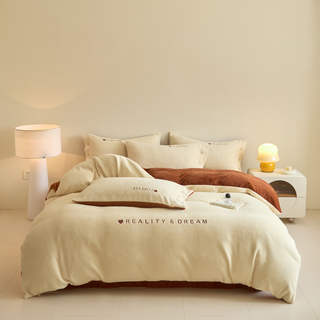 91家纺网 家纺一手货源 找家纺 吾秀家居 2025新款纽扣工艺260克羊驼绒牛奶绒四件套 - 云朵 浅米黄-唐茶