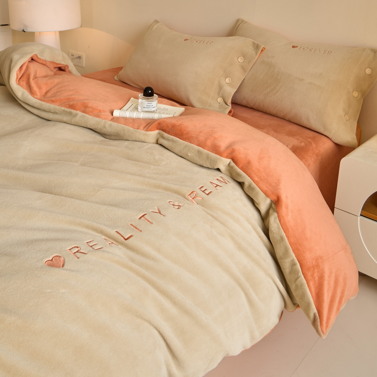 91家纺网 家纺一手货源 找家纺 吾秀家居 2025新款纽扣工艺260克羊驼绒牛奶绒四件套 - 云朵 浅驼-亮桔