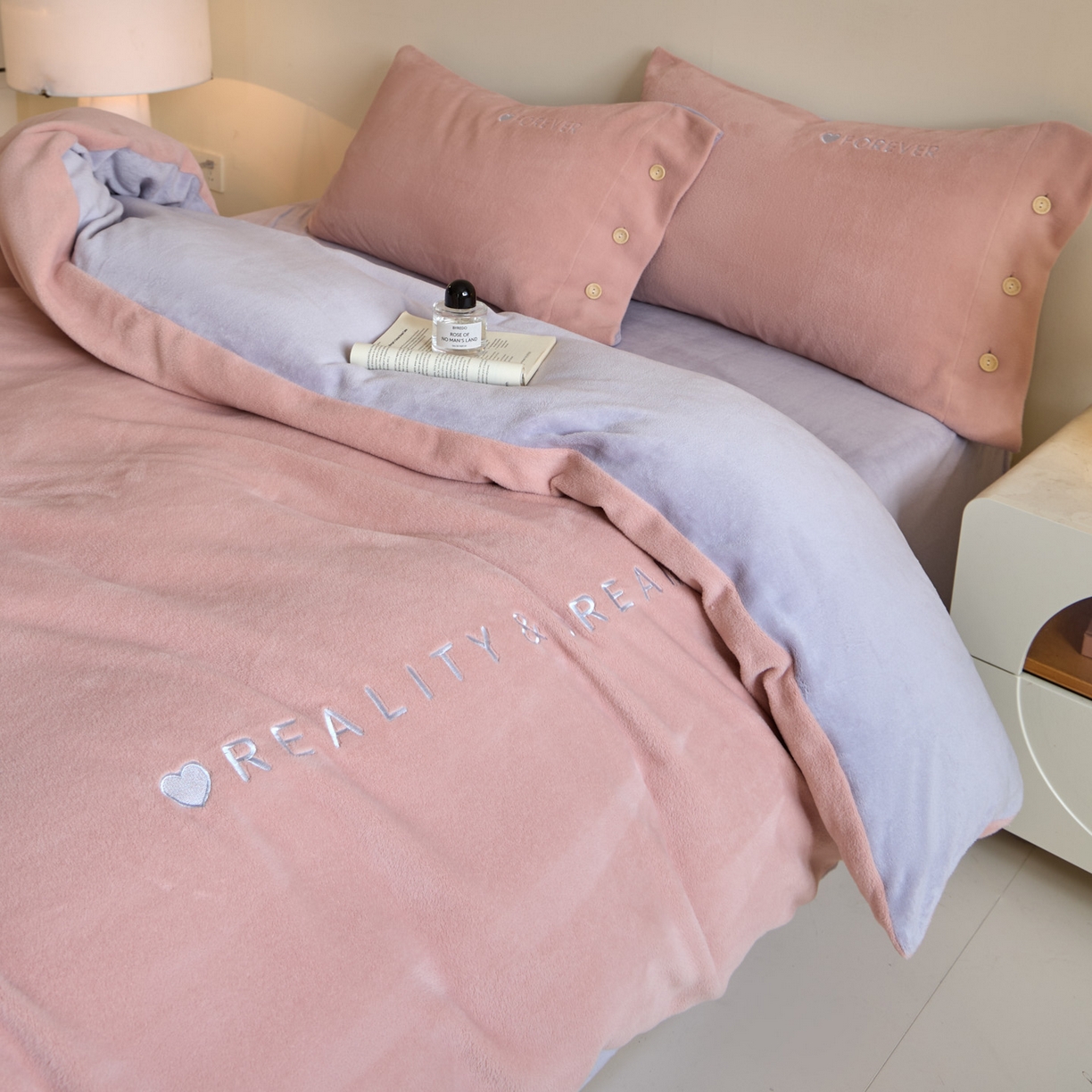 91家纺网 家纺一手货源 找家纺 吾秀家居 2025新款纽扣工艺260克羊驼绒牛奶绒四件套 - 云朵 浅豆沙-浅紫