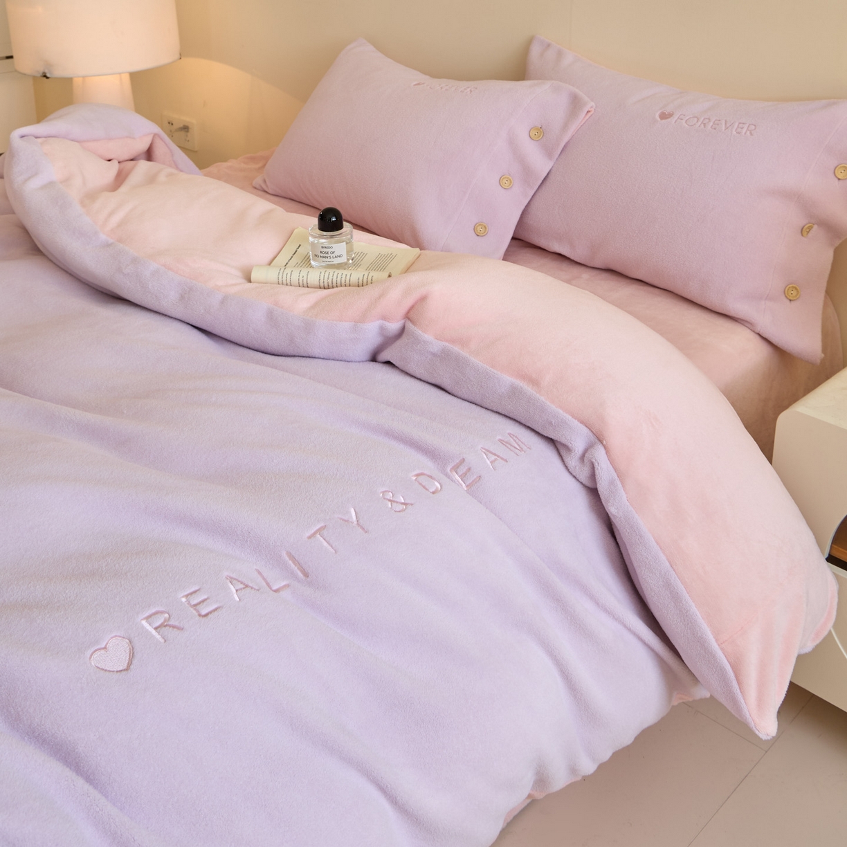 91家纺网 家纺一手货源 找家纺 吾秀家居 2025新款纽扣工艺260克羊驼绒牛奶绒四件套 - 云朵 浅紫-浅粉