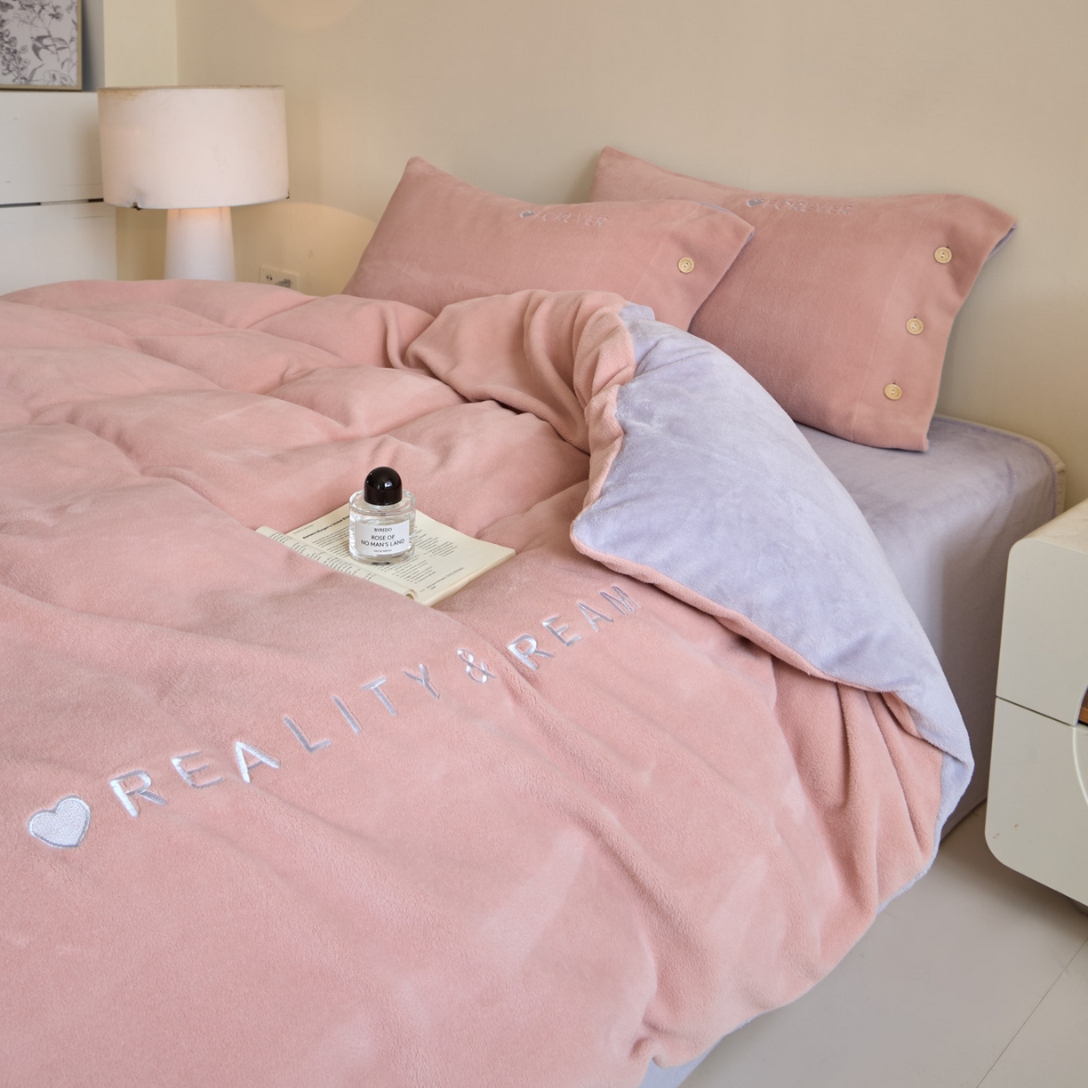 91家纺网 家纺一手货源 找家纺 吾秀家居 2025新款纽扣工艺260克羊驼绒牛奶绒四件套 - 云朵 浅豆沙-浅紫