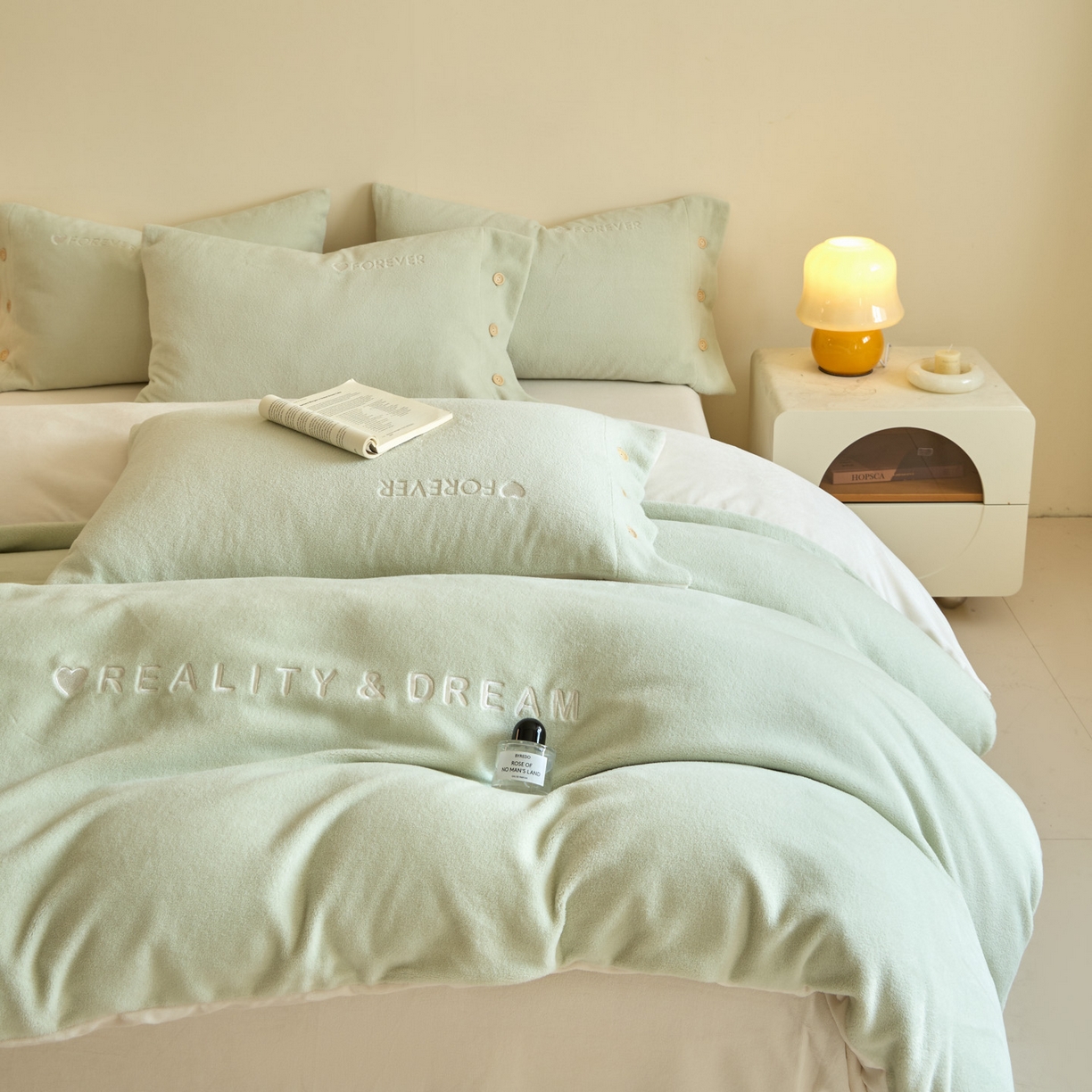 91家纺网 家纺一手货源 找家纺 吾秀家居 2025新款纽扣工艺260克羊驼绒牛奶绒四件套 - 云朵 浅绿-奶昔白