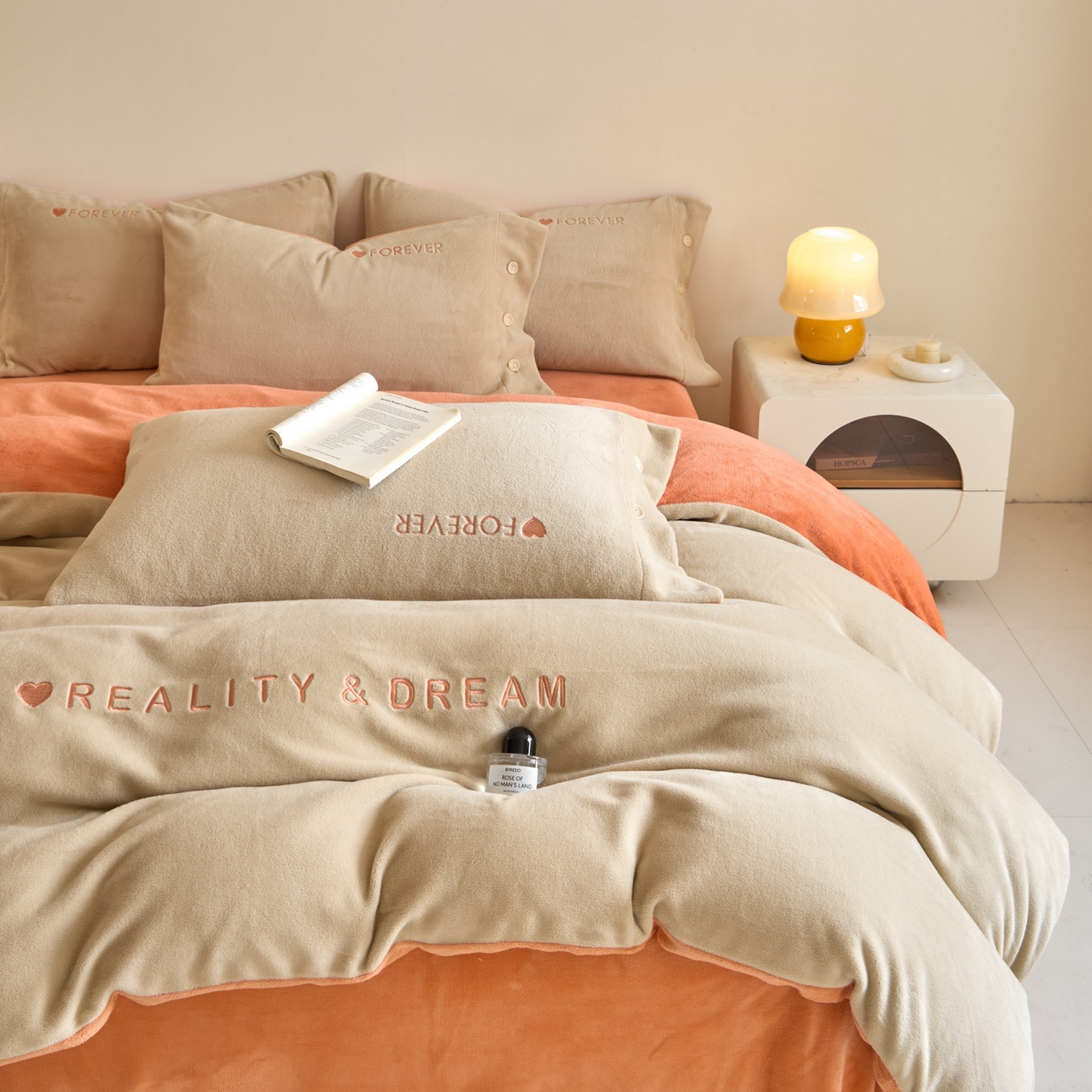 91家纺网 家纺一手货源 找家纺 吾秀家居 2025新款纽扣工艺260克羊驼绒牛奶绒四件套 - 云朵 浅驼-亮桔