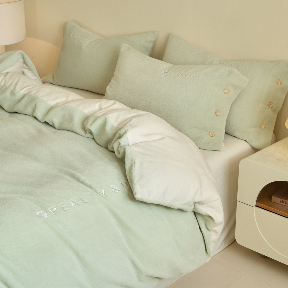 91家纺网 家纺一手货源 找家纺 吾秀家居 2025新款纽扣工艺260克羊驼绒牛奶绒四件套 - 云朵 浅绿-奶昔白