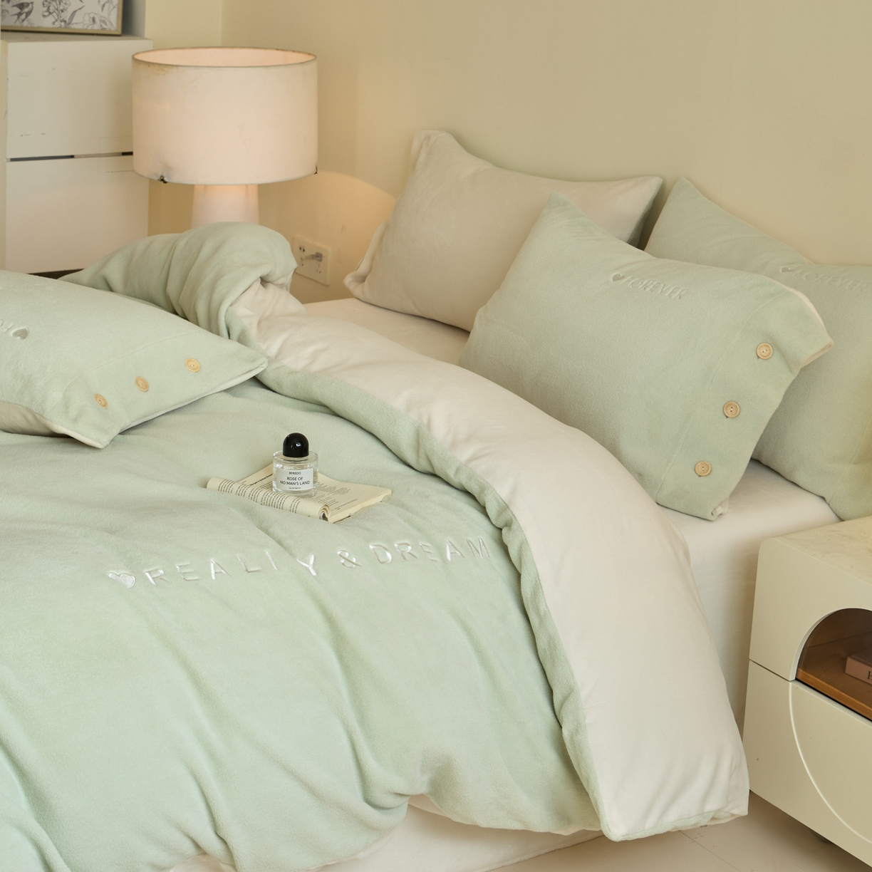 91家纺网 家纺一手货源 找家纺 吾秀家居 2025新款纽扣工艺260克羊驼绒牛奶绒四件套 - 云朵 浅绿-奶昔白