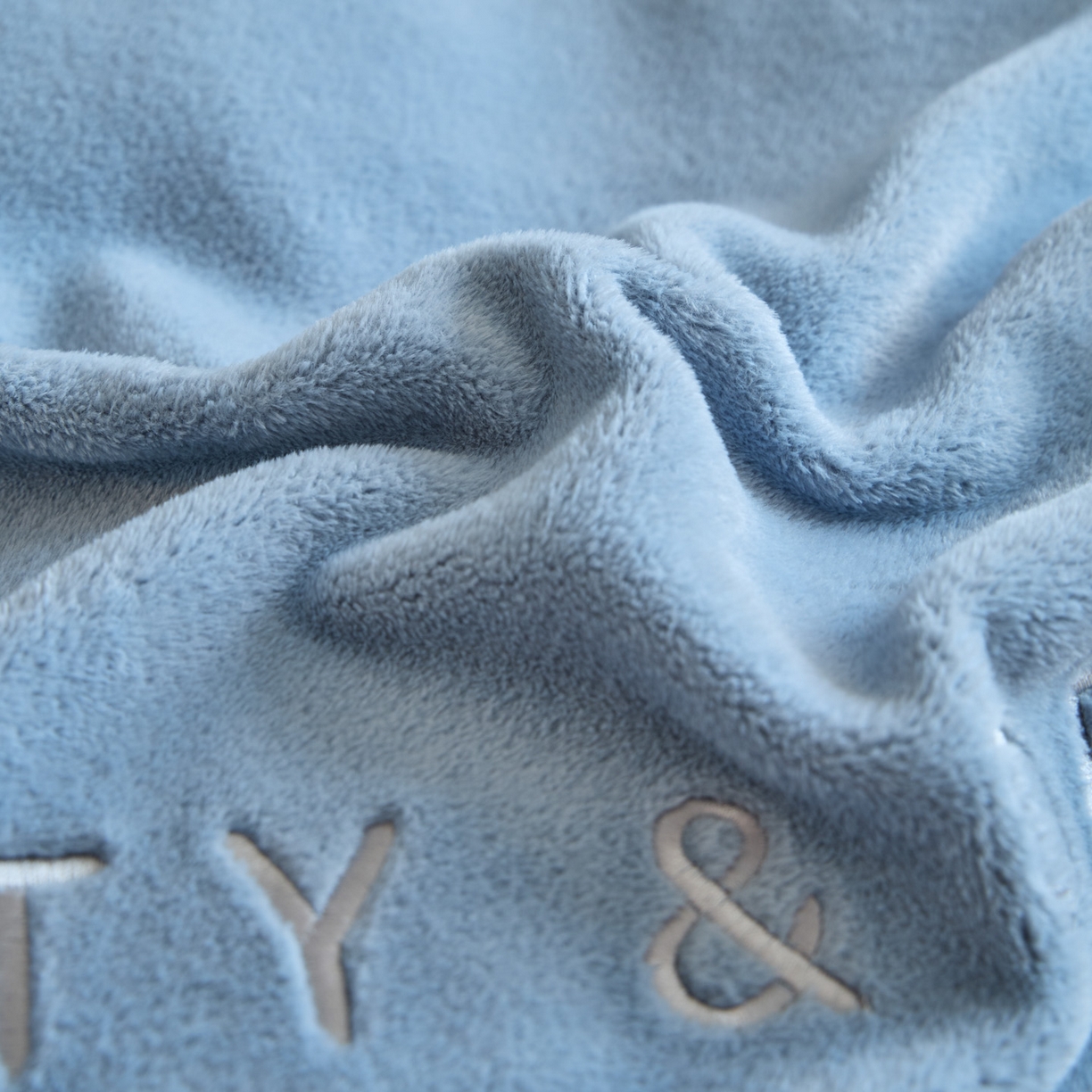 91家纺网 家纺一手货源 找家纺 吾秀家居 2025新款纽扣工艺260克羊驼绒牛奶绒四件套 - 云朵 湖水蓝-浅灰