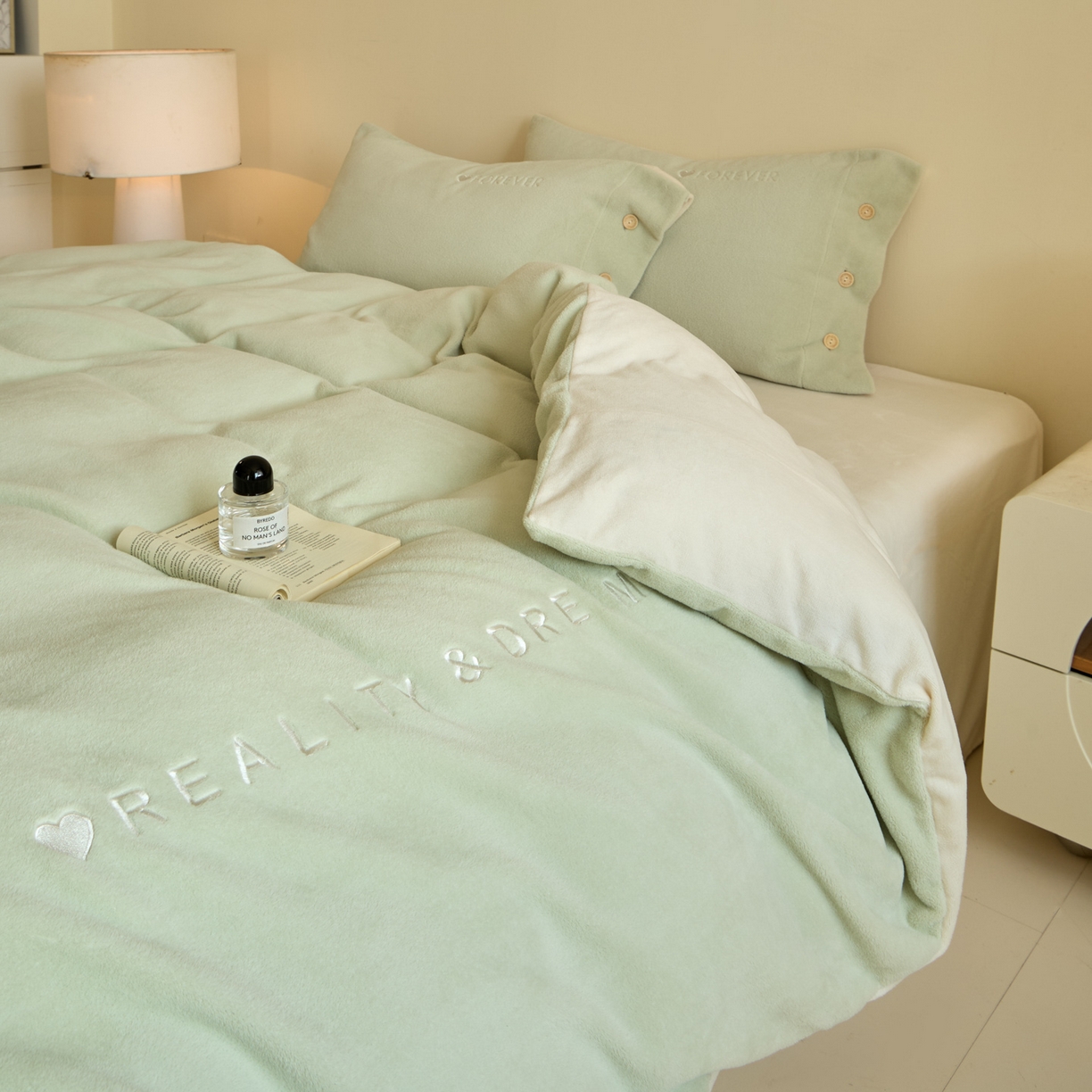 91家纺网 家纺一手货源 找家纺 吾秀家居 2025新款纽扣工艺260克羊驼绒牛奶绒四件套 - 云朵 浅绿-奶昔白