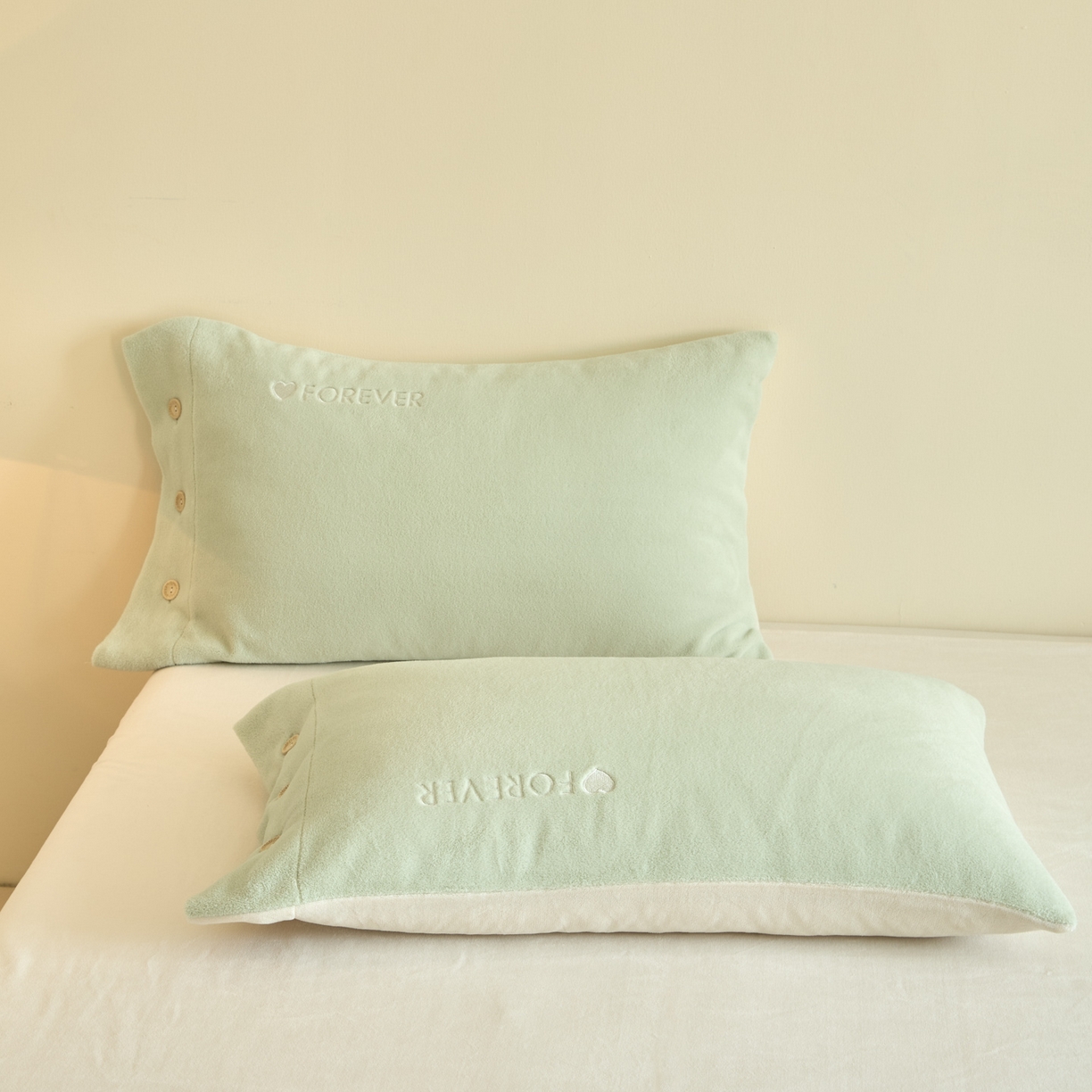 91家纺网 家纺一手货源 找家纺 吾秀家居 2025新款纽扣工艺260克羊驼绒牛奶绒四件套 - 云朵 浅绿-奶昔白