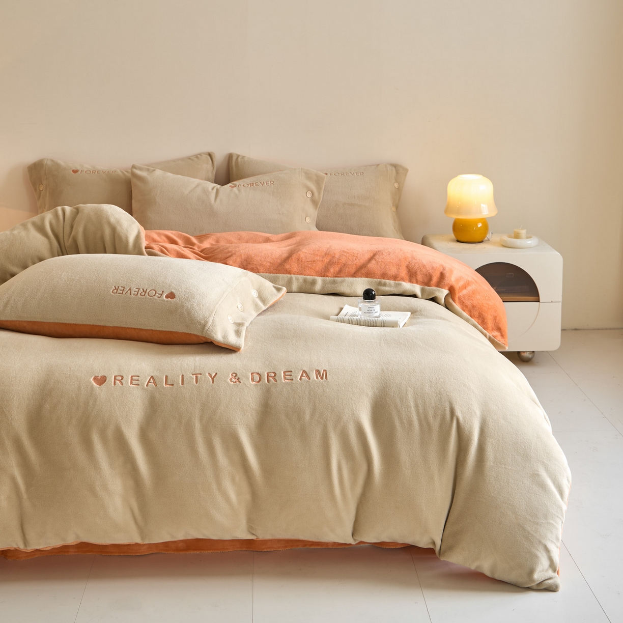 91家纺网 家纺一手货源 找家纺 吾秀家居 2025新款纽扣工艺260克羊驼绒牛奶绒四件套 - 云朵 浅驼-亮桔