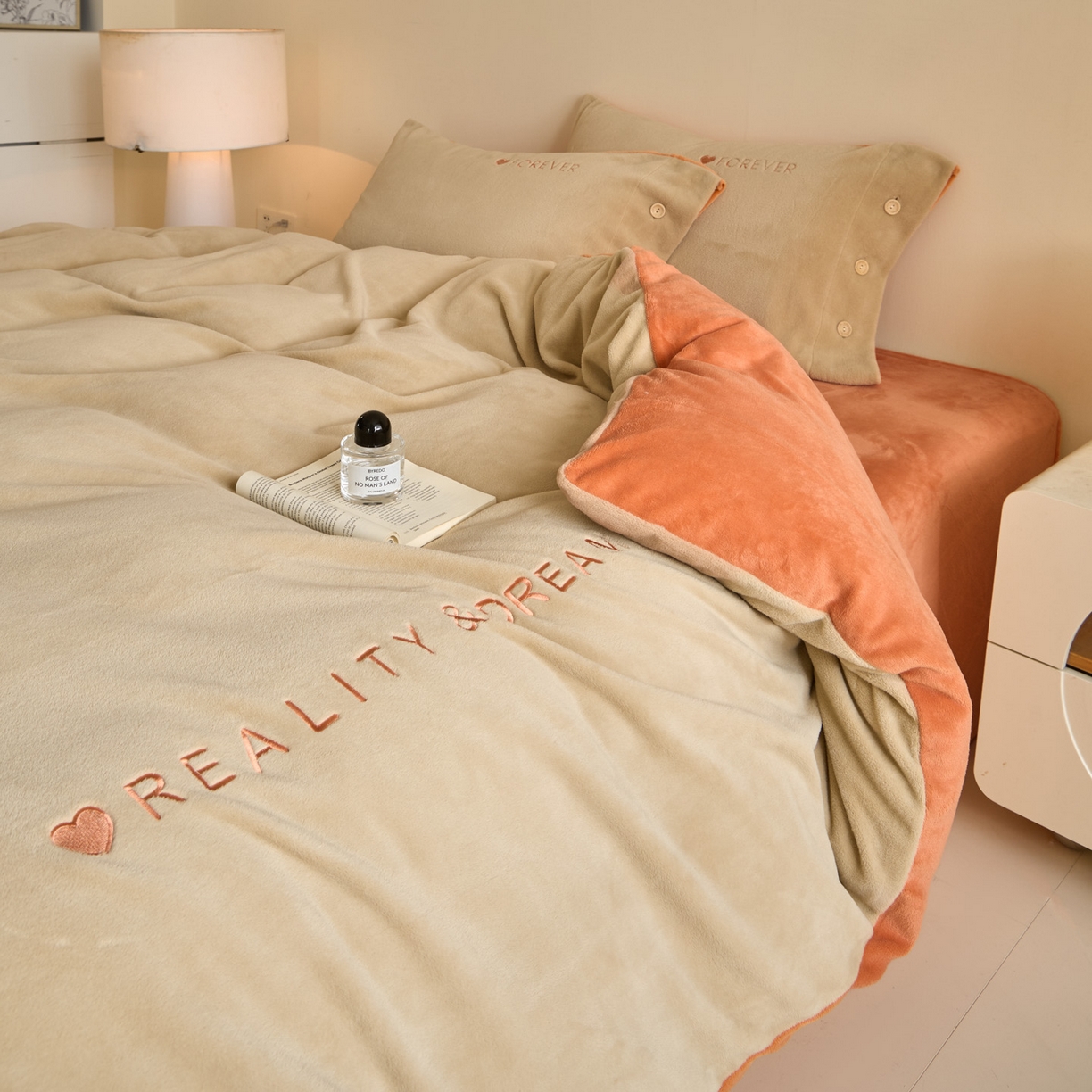 91家纺网 家纺一手货源 找家纺 吾秀家居 2025新款纽扣工艺260克羊驼绒牛奶绒四件套 - 云朵 浅驼-亮桔