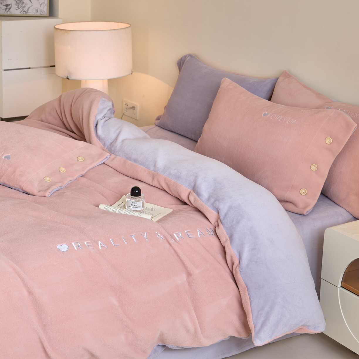 91家纺网 家纺一手货源 找家纺 吾秀家居 2025新款纽扣工艺260克羊驼绒牛奶绒四件套 - 云朵 浅豆沙-浅紫