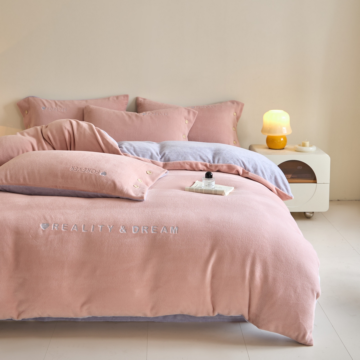 91家纺网 家纺一手货源 找家纺 吾秀家居 2025新款纽扣工艺260克羊驼绒牛奶绒四件套 - 云朵 浅豆沙-浅紫