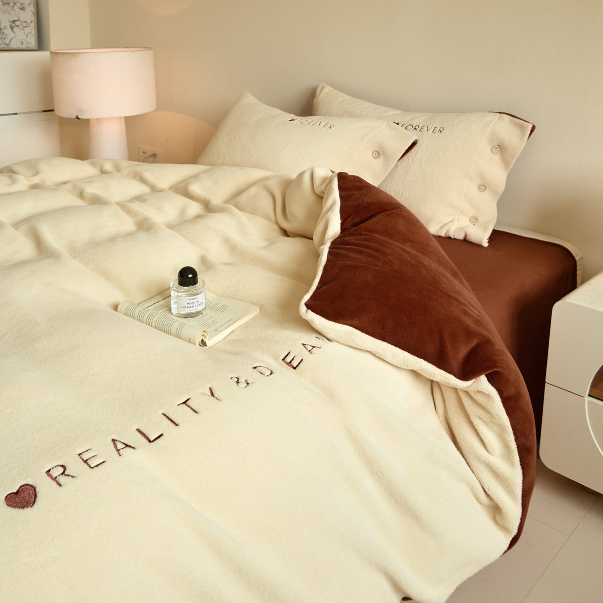 91家纺网 家纺一手货源 找家纺 吾秀家居 2025新款纽扣工艺260克羊驼绒牛奶绒四件套 - 云朵 浅米黄-唐茶