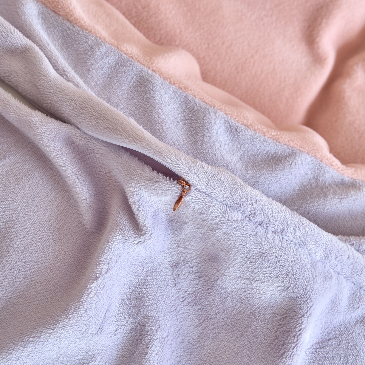 91家纺网 家纺一手货源 找家纺 吾秀家居 2025新款纽扣工艺260克羊驼绒牛奶绒四件套 - 云朵 浅豆沙-浅紫