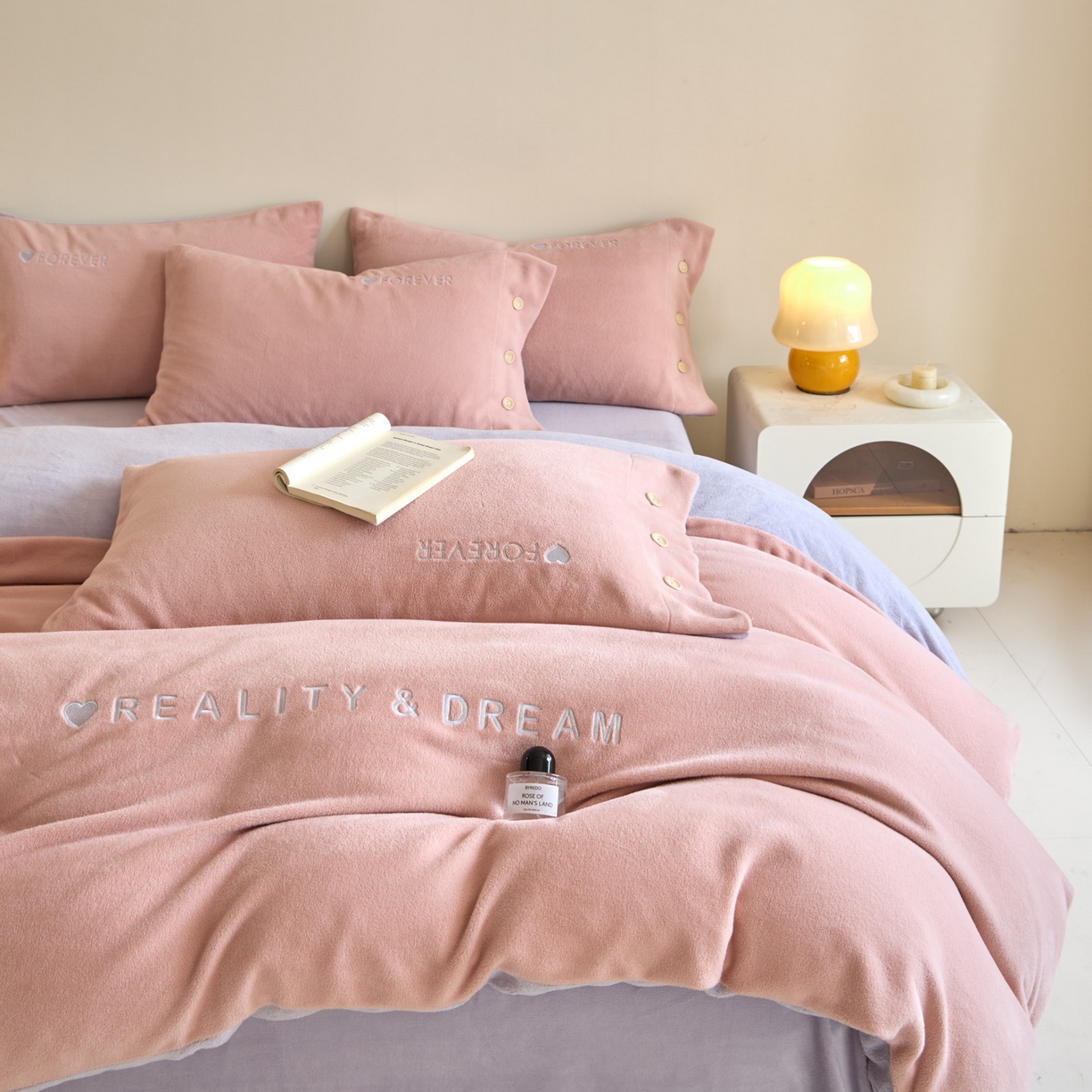 91家纺网 家纺一手货源 找家纺 吾秀家居 2025新款纽扣工艺260克羊驼绒牛奶绒四件套 - 云朵 浅豆沙-浅紫