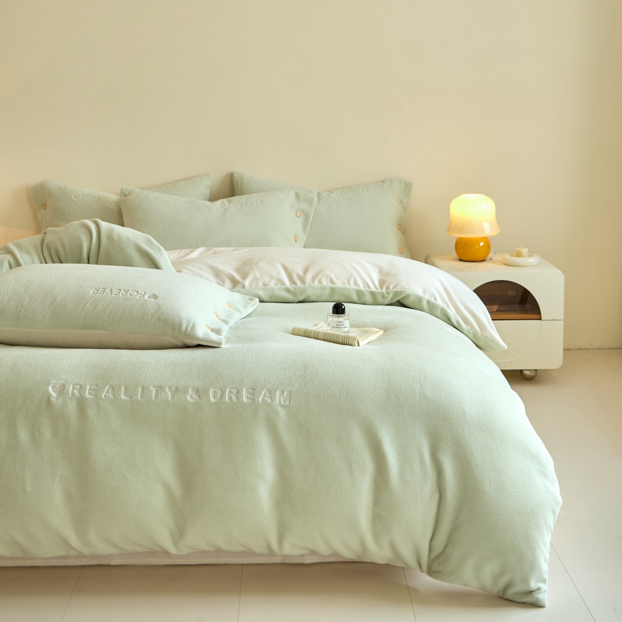 91家纺网 家纺一手货源 找家纺 吾秀家居 2025新款纽扣工艺260克羊驼绒牛奶绒四件套 - 云朵 浅绿-奶昔白