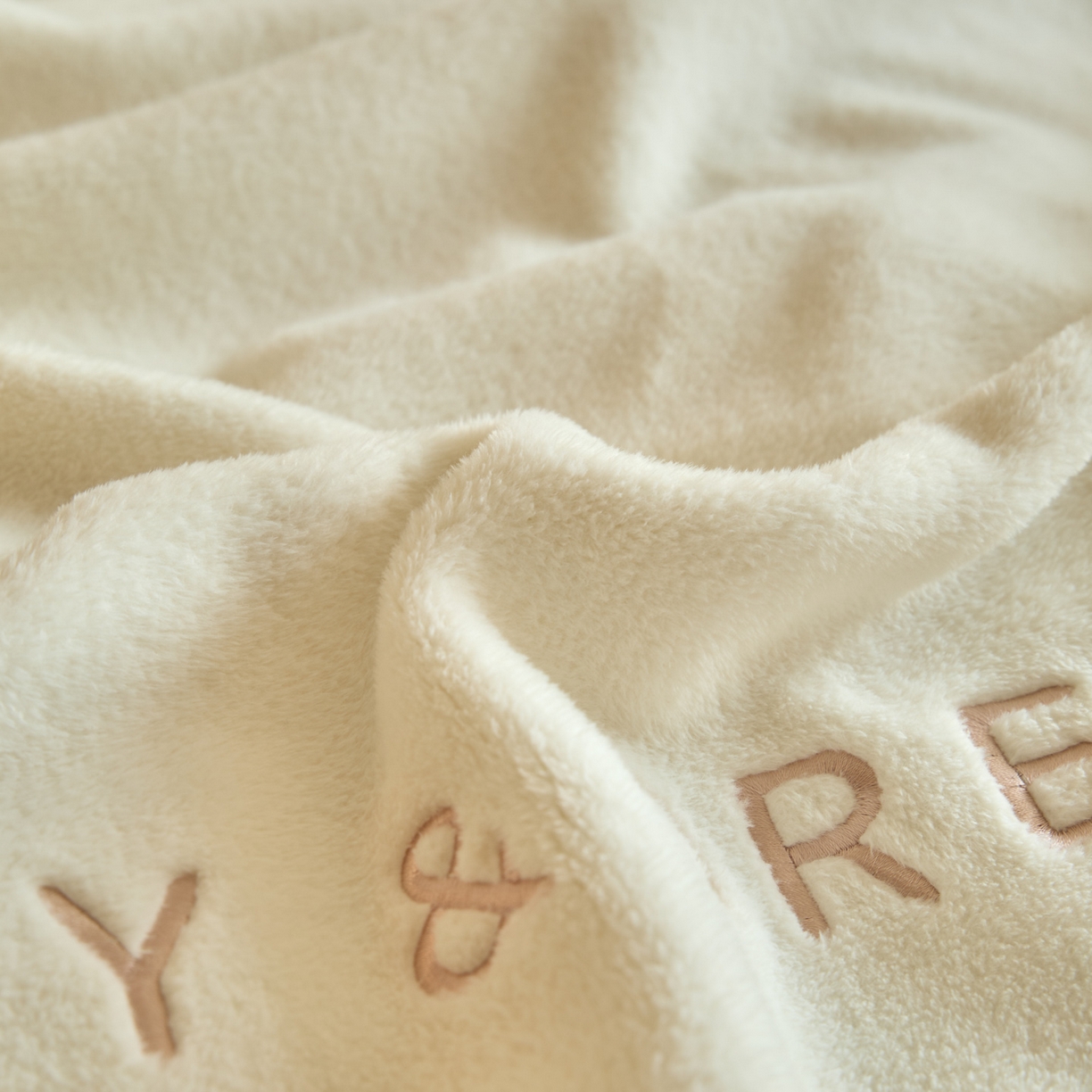 91家纺网 家纺一手货源 找家纺 吾秀家居 2025新款纽扣工艺260克羊驼绒牛奶绒四件套 - 云朵 奶白-米金