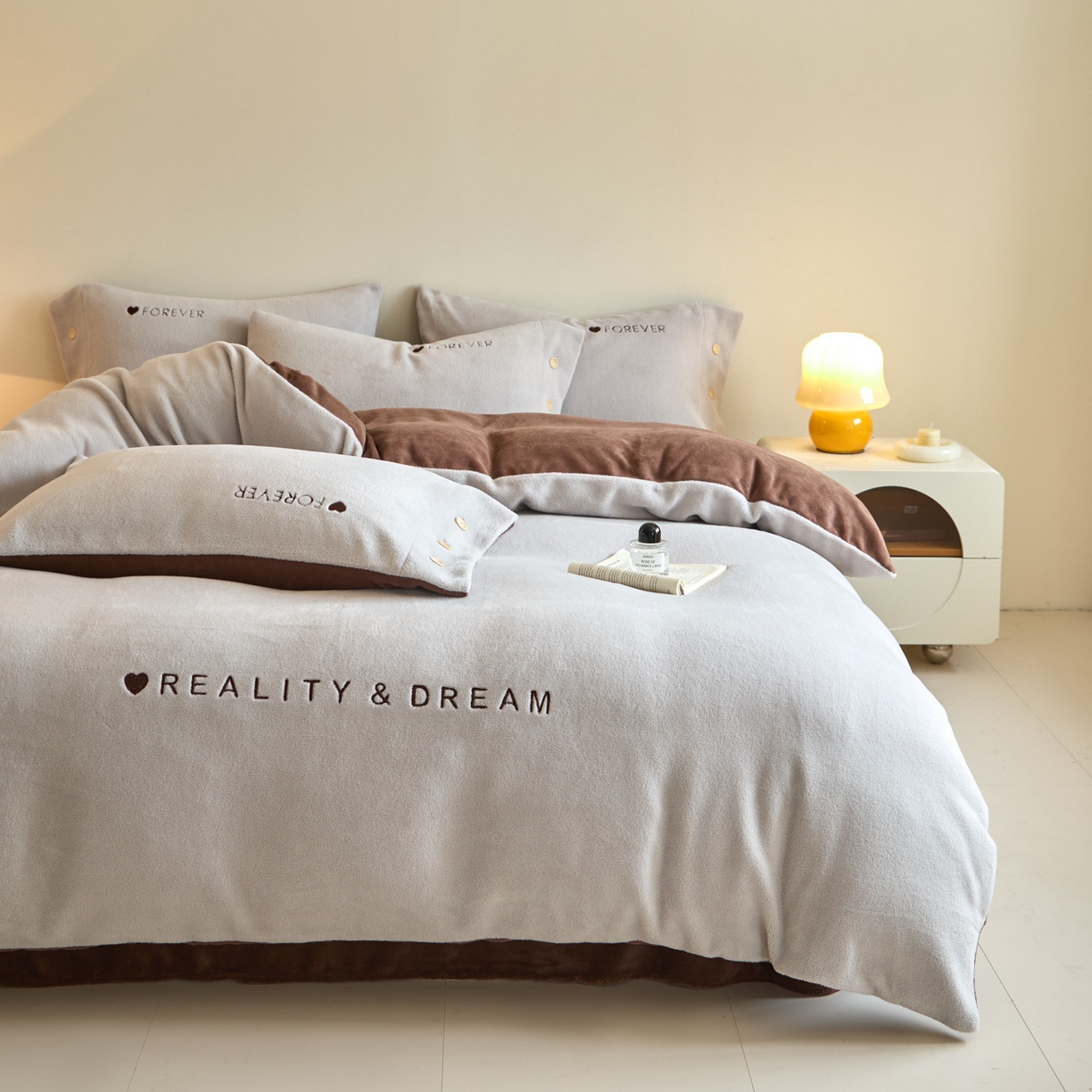 91家纺网 家纺一手货源 找家纺 吾秀家居 2025新款纽扣工艺260克羊驼绒牛奶绒四件套 - 云朵 银灰-可可棕