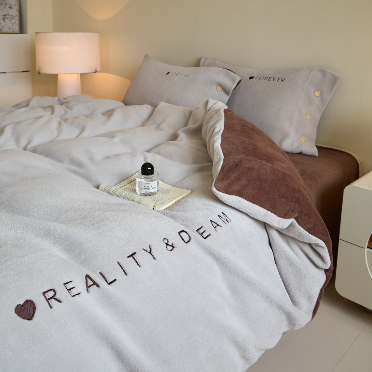 91家纺网 家纺一手货源 找家纺 吾秀家居 2025新款纽扣工艺260克羊驼绒牛奶绒四件套 - 云朵 银灰-可可棕