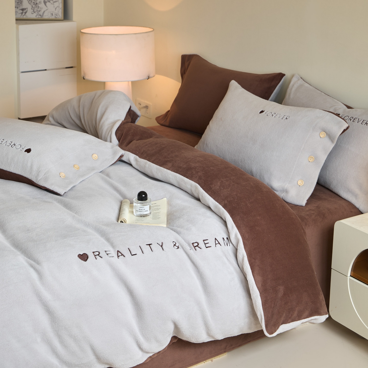 91家纺网 家纺一手货源 找家纺 吾秀家居 2025新款纽扣工艺260克羊驼绒牛奶绒四件套 - 云朵 银灰-可可棕