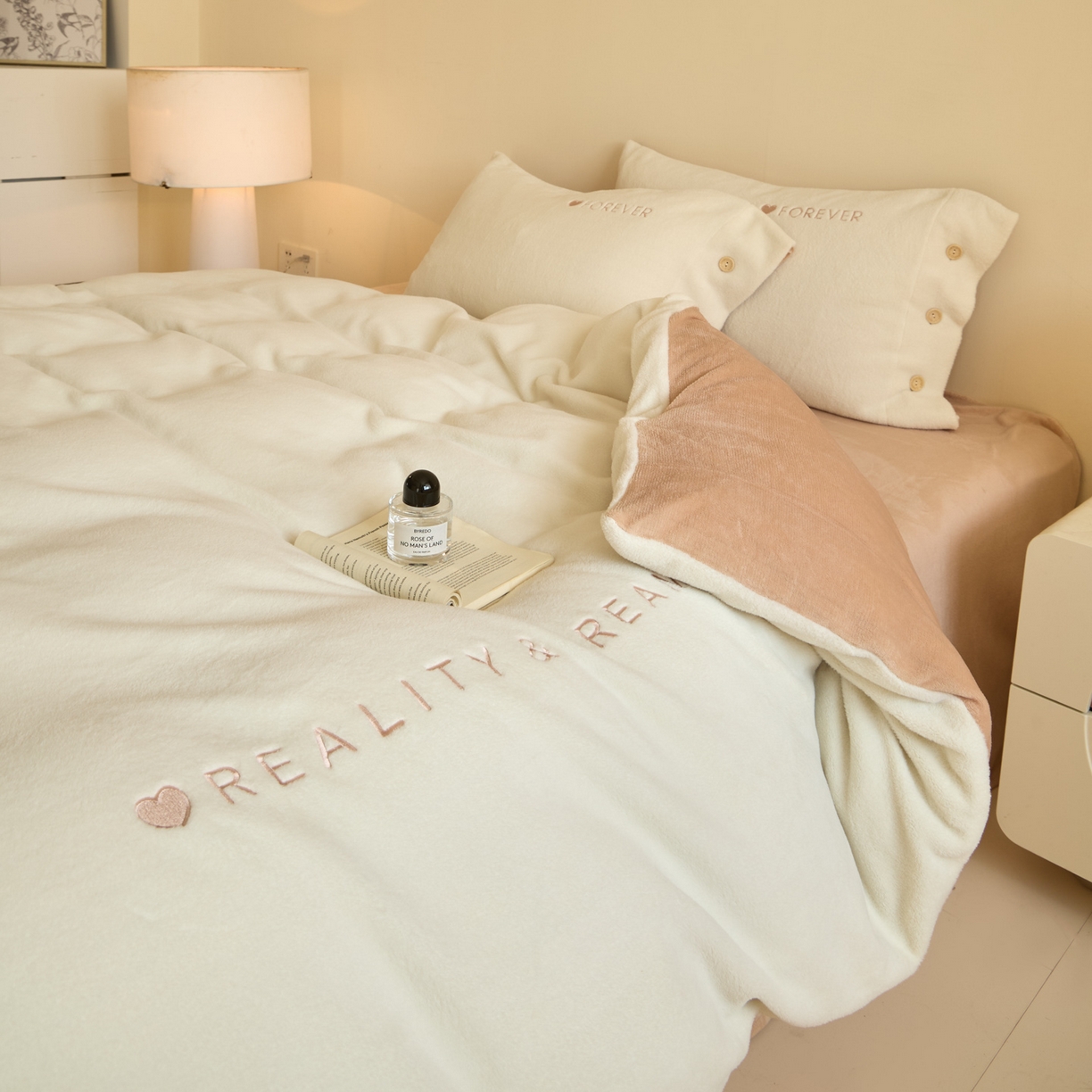 91家纺网 家纺一手货源 找家纺 吾秀家居 2025新款纽扣工艺260克羊驼绒牛奶绒四件套 - 云朵 奶白-米金