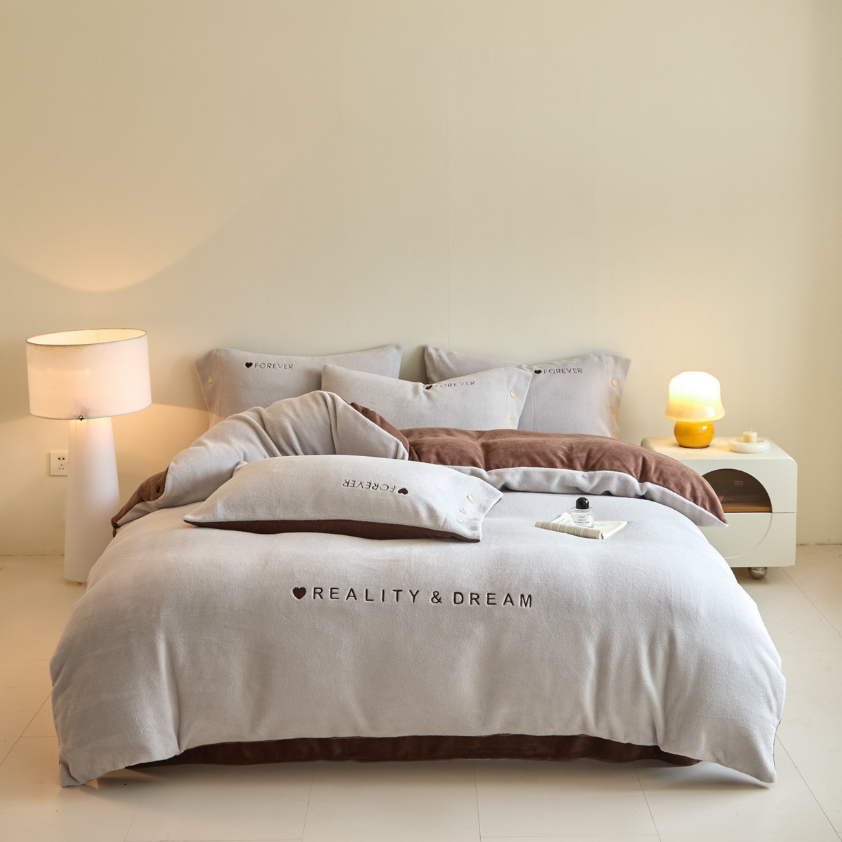 91家纺网 家纺一手货源 找家纺 吾秀家居 2025新款纽扣工艺260克羊驼绒牛奶绒四件套 - 云朵 银灰-可可棕