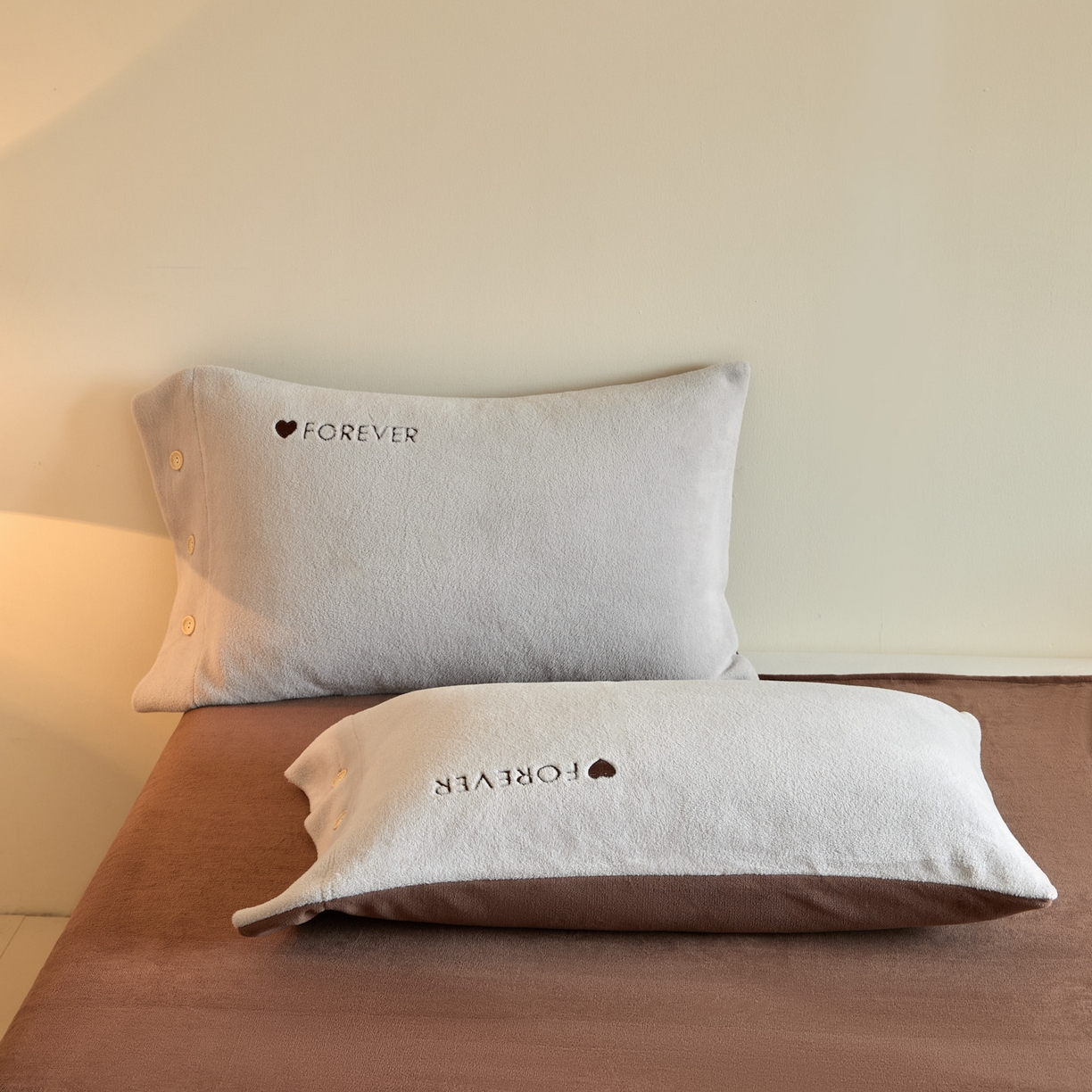 91家纺网 家纺一手货源 找家纺 吾秀家居 2025新款纽扣工艺260克羊驼绒牛奶绒四件套 - 云朵 银灰-可可棕