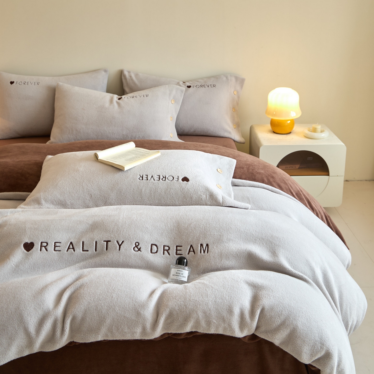 91家纺网 家纺一手货源 找家纺 吾秀家居 2025新款纽扣工艺260克羊驼绒牛奶绒四件套 - 云朵 银灰-可可棕