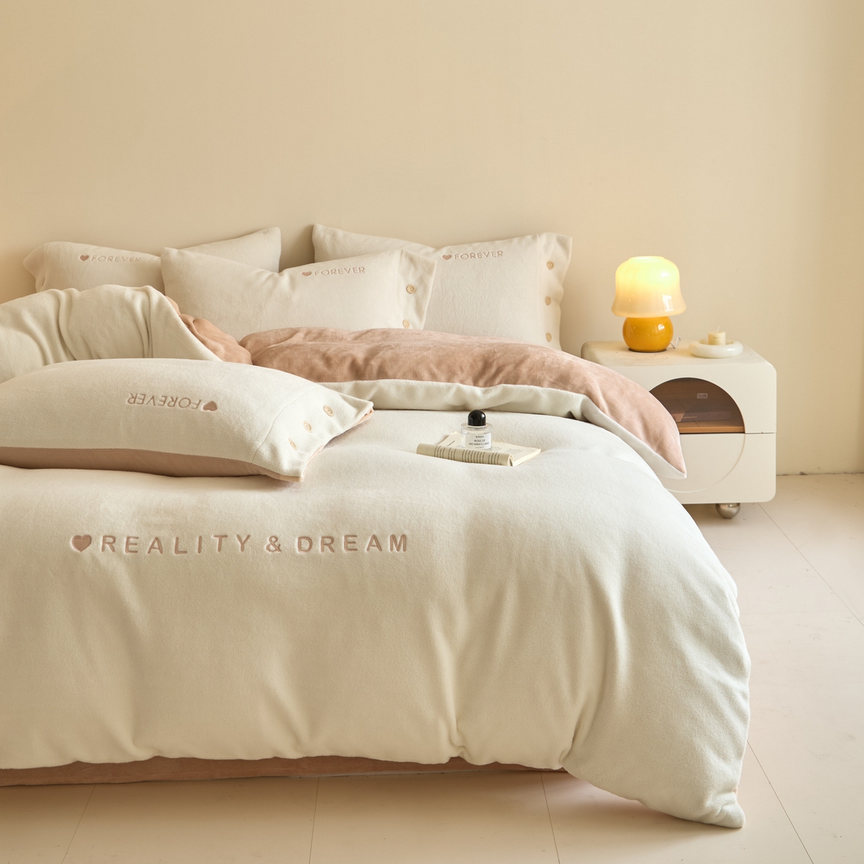 91家纺网 家纺一手货源 找家纺 吾秀家居 2025新款纽扣工艺260克羊驼绒牛奶绒四件套 - 云朵 奶白-米金