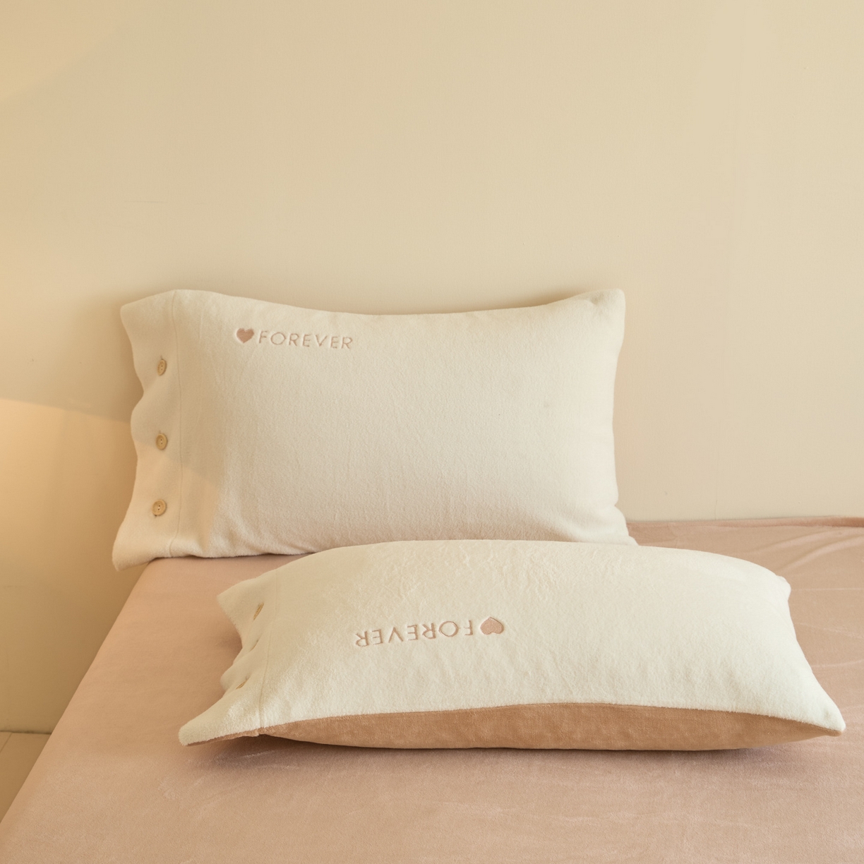 91家纺网 家纺一手货源 找家纺 吾秀家居 2025新款纽扣工艺260克羊驼绒牛奶绒四件套 - 云朵 奶白-米金