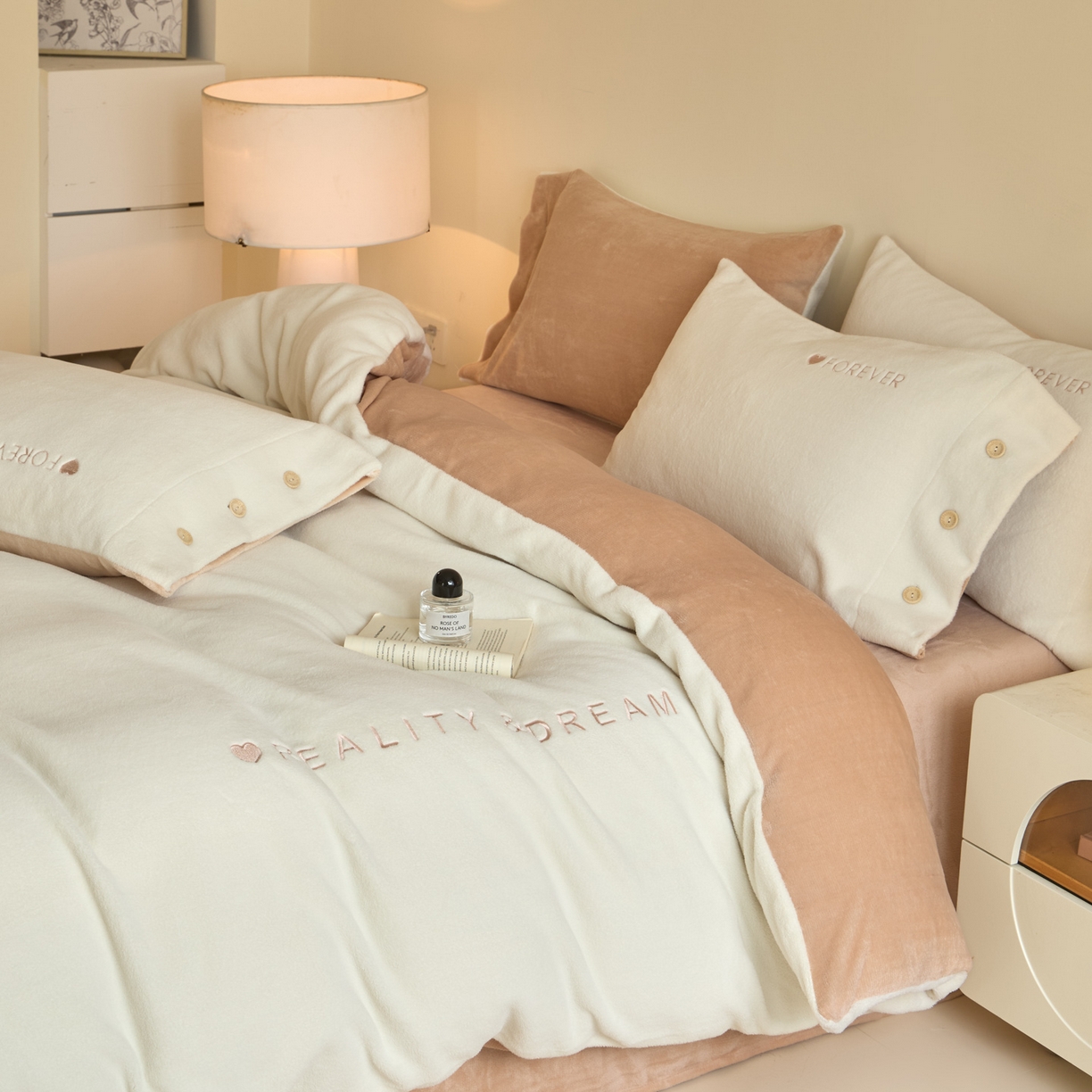 91家纺网 家纺一手货源 找家纺 吾秀家居 2025新款纽扣工艺260克羊驼绒牛奶绒四件套 - 云朵 奶白-米金