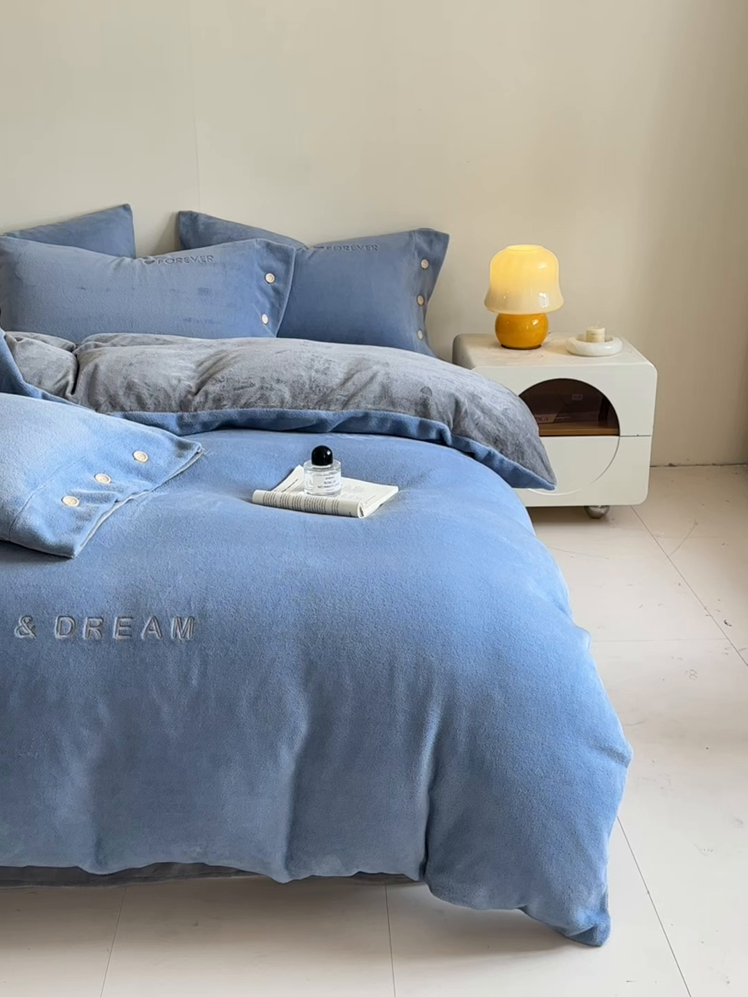 91家纺网 家纺一手货源 找家纺 （总）吾秀家居 2025新款纽扣工艺260克羊驼绒牛奶绒四件套 - 云朵