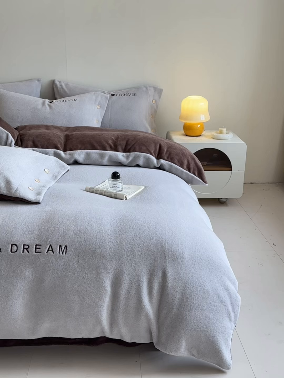 91家纺网 家纺一手货源 找家纺 吾秀家居 2025新款纽扣工艺260克羊驼绒牛奶绒四件套 - 云朵 银灰-可可棕