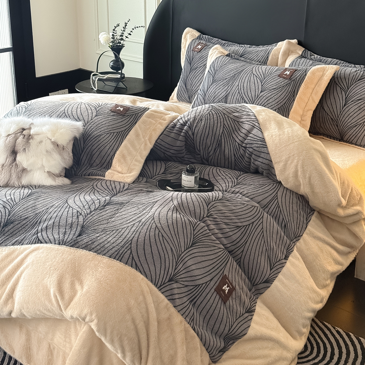 91家纺网 家纺一手货源 找家纺 懒猫家纺 2025新款轻奢拼角欧貂绒系列四件套 简欧-灰