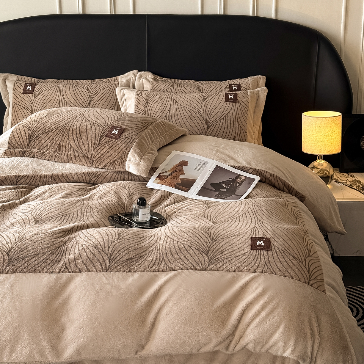 91家纺网 家纺一手货源 找家纺 懒猫家纺 2025新款轻奢拼角欧貂绒系列四件套 简欧-咖