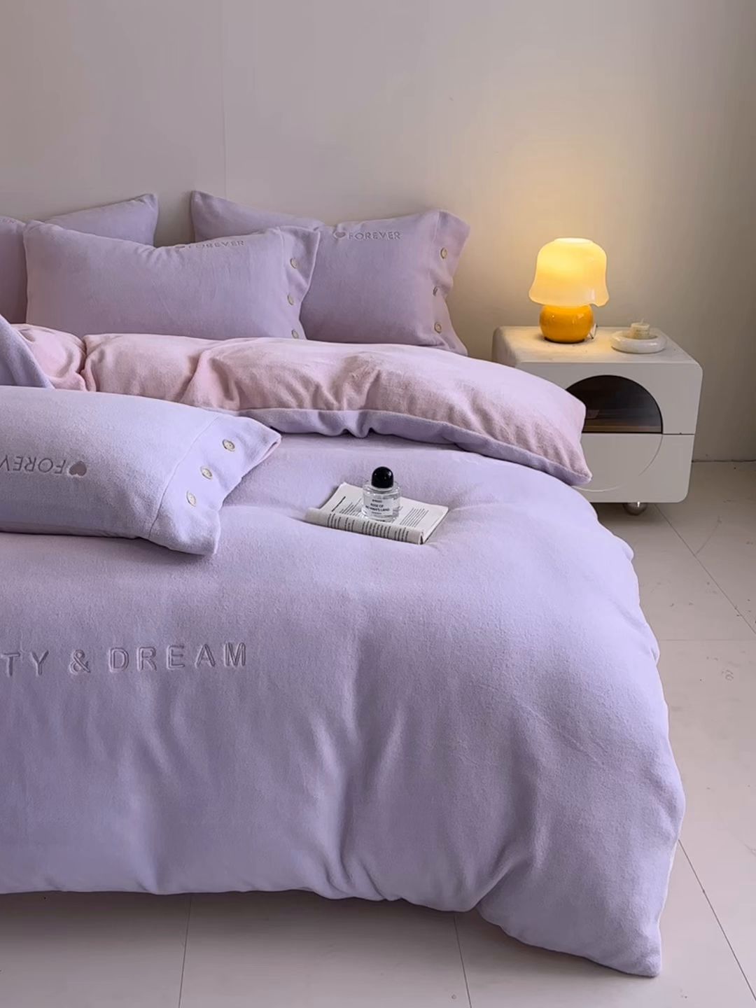 91家纺网 家纺一手货源 找家纺 吾秀家居 2025新款纽扣工艺260克羊驼绒牛奶绒四件套 - 云朵 浅紫-浅粉