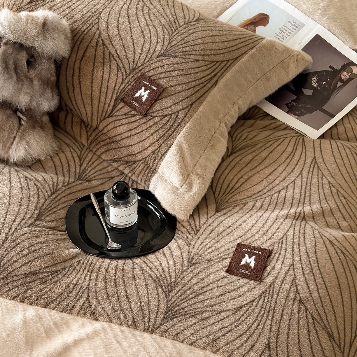 91家纺网 家纺一手货源 找家纺 懒猫家纺 2025新款轻奢拼角欧貂绒系列四件套 简欧-咖