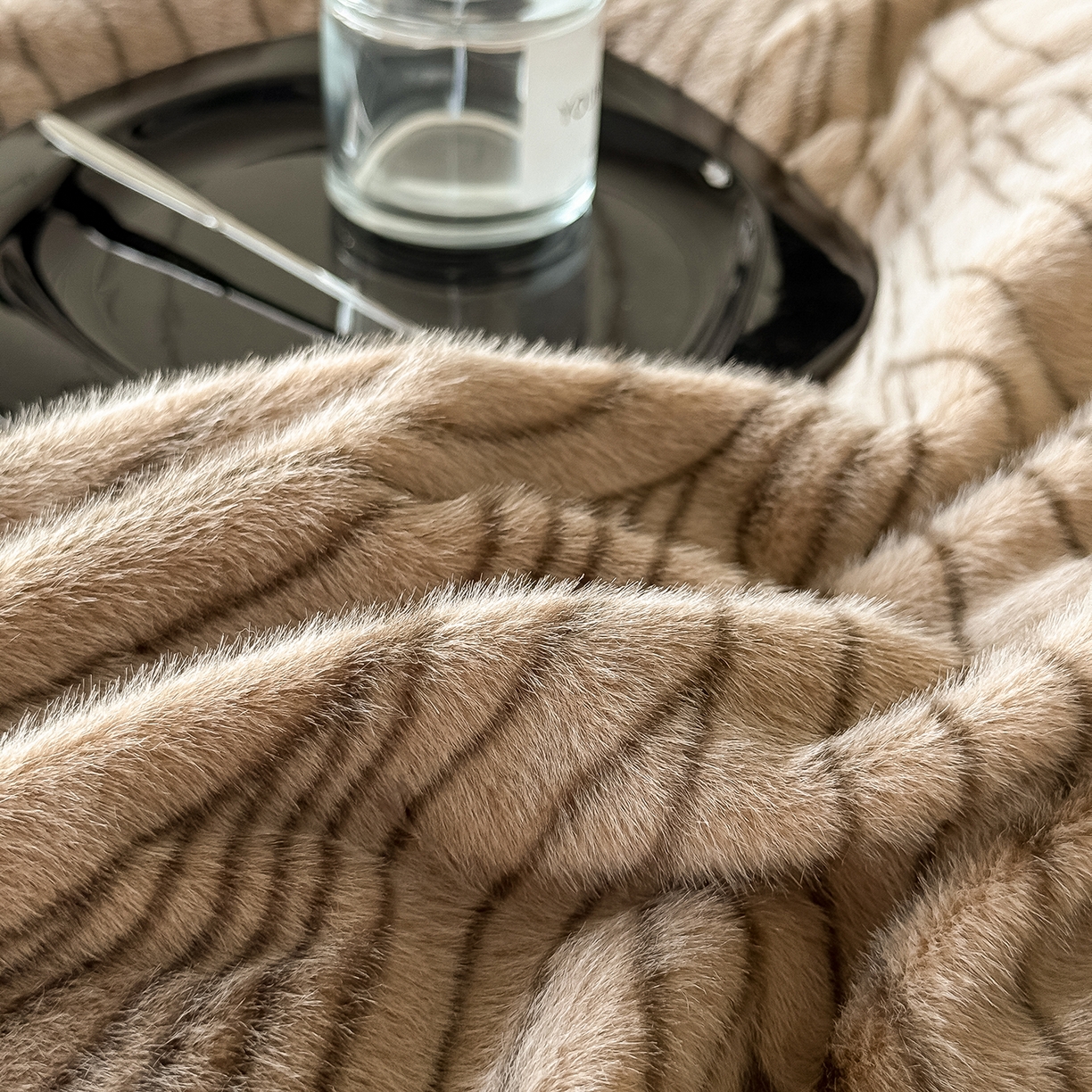 91家纺网 家纺一手货源 找家纺 懒猫家纺 2025新款轻奢拼角欧貂绒系列四件套 简欧-咖