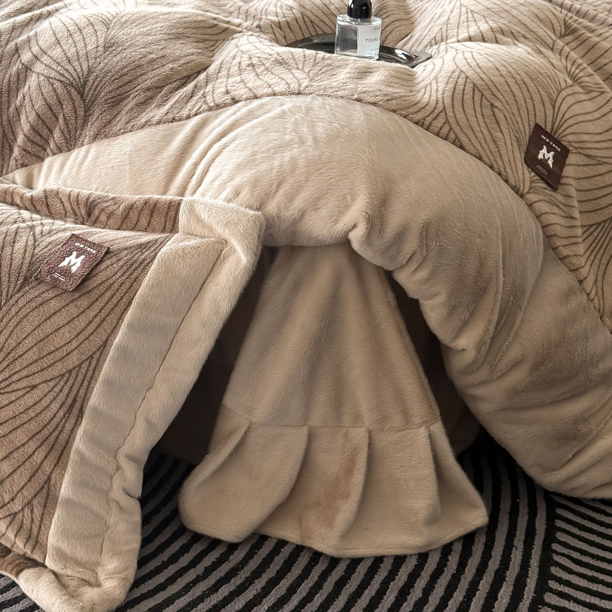 91家纺网 家纺一手货源 找家纺 懒猫家纺 2025新款轻奢拼角欧貂绒系列四件套 简欧-咖