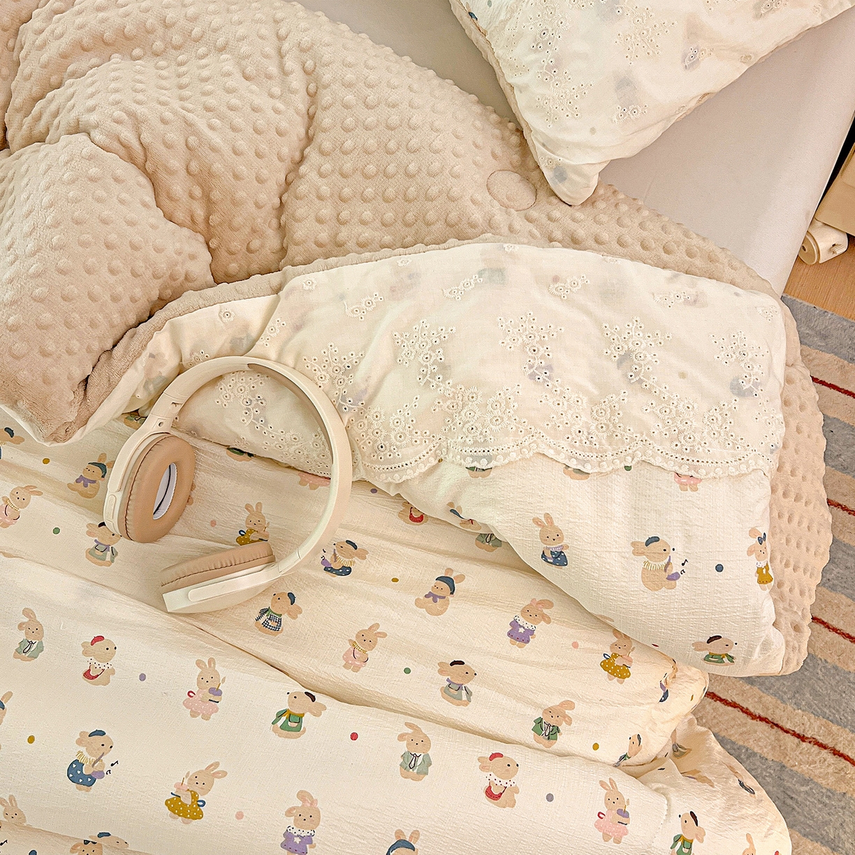 91家纺网 家纺一手货源 找家纺 昊川家纺 2025新款云感针织全棉花边豆豆被春秋被冬被被子被芯 兔子集合