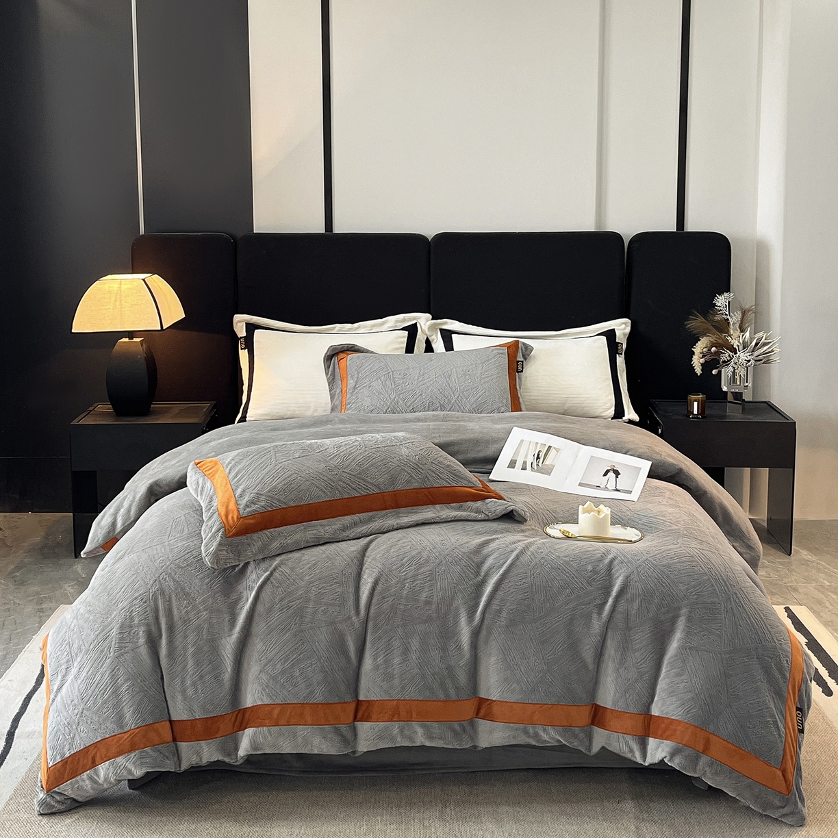 91家纺网 家纺一手货源 找家纺 （总）吾秀家居 2025新款手工织带工艺款雕花牛奶绒烂花四件套 - 绽放