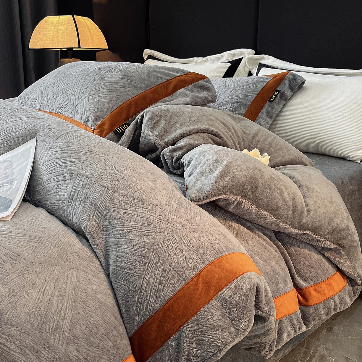 91家纺网 家纺一手货源 找家纺 （总）吾秀家居 2025新款手工织带工艺款雕花牛奶绒烂花四件套 - 绽放