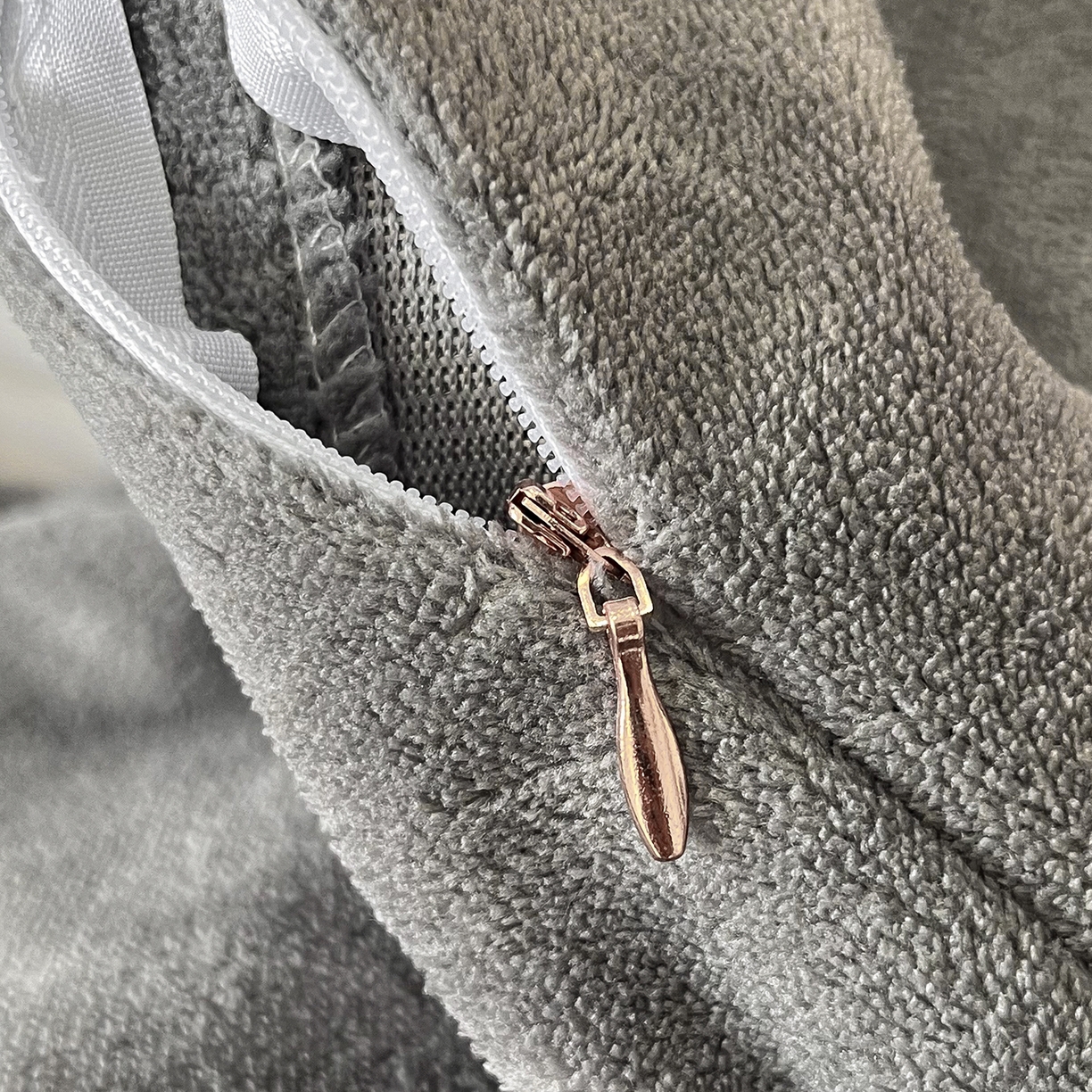 91家纺网 家纺一手货源 找家纺 吾秀家居 2025新款手工织带工艺款雕花牛奶绒烂花四件套 - 绽放 绽放-叶纹灰