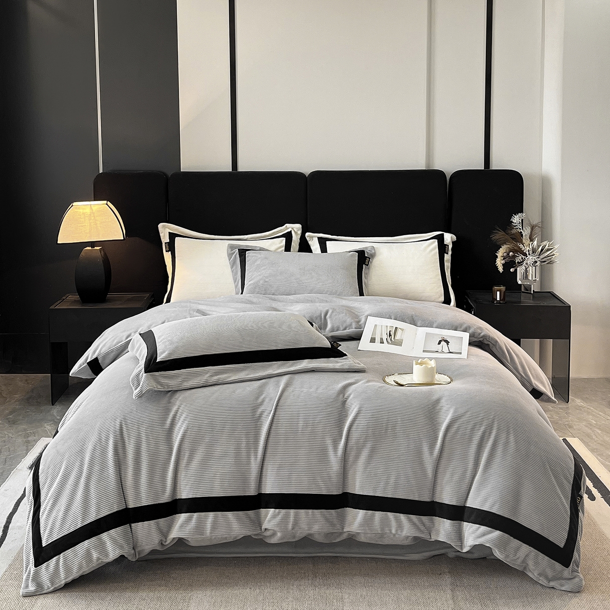 91家纺网 家纺一手货源 找家纺 吾秀家居 2025新款手工织带工艺款雕花牛奶绒烂花四件套 - 绽放 绽放-条纹灰