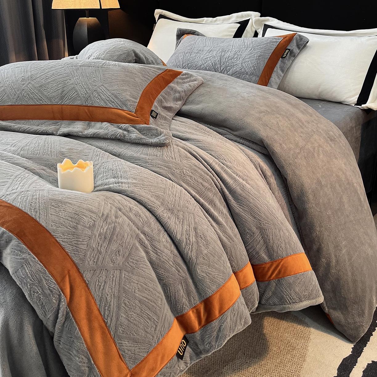 91家纺网 家纺一手货源 找家纺 吾秀家居 2025新款手工织带工艺款雕花牛奶绒烂花四件套 - 绽放 绽放-叶纹灰