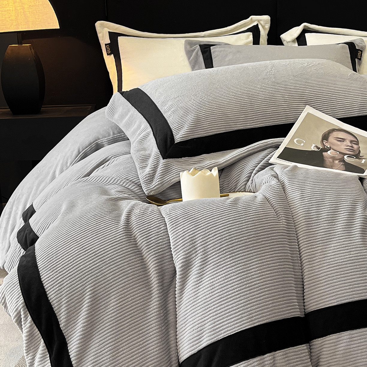 91家纺网 家纺一手货源 找家纺 吾秀家居 2025新款手工织带工艺款雕花牛奶绒烂花四件套 - 绽放 绽放-条纹灰